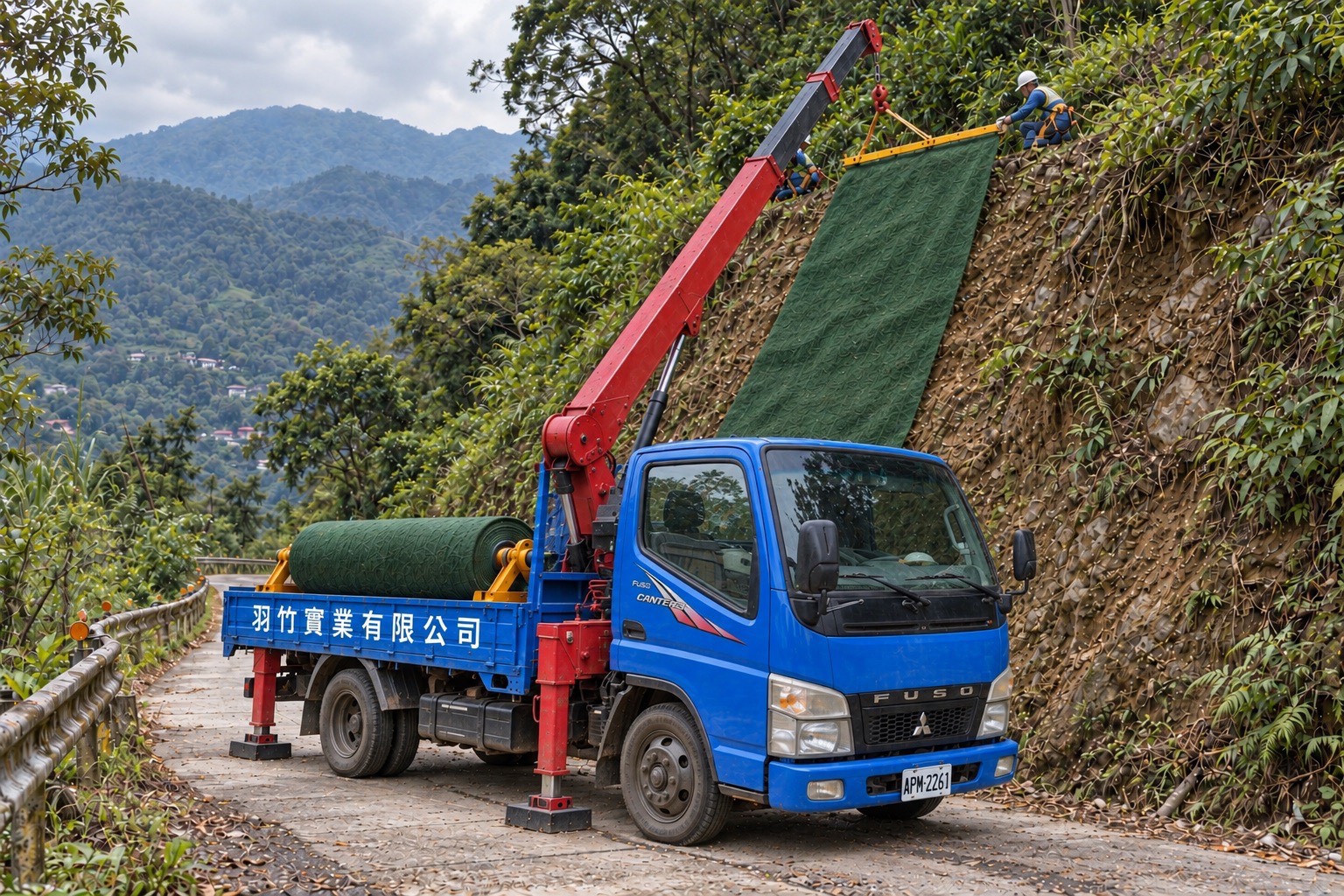 吊卡車協助於坡面展開硬化毯的概念示意