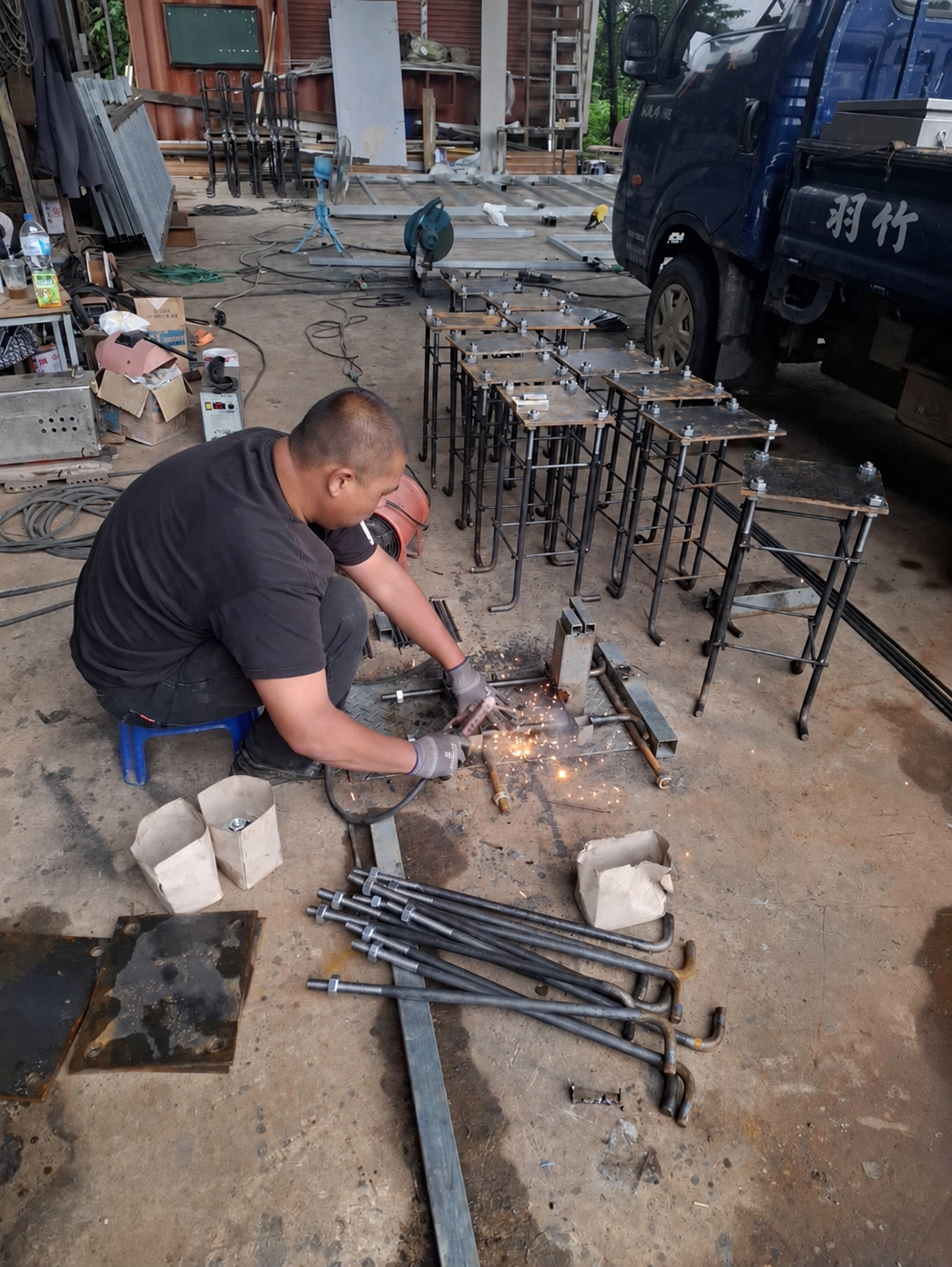 構件製作：工廠內進行鋼件加工與焊接，備製基礎所需組件。
